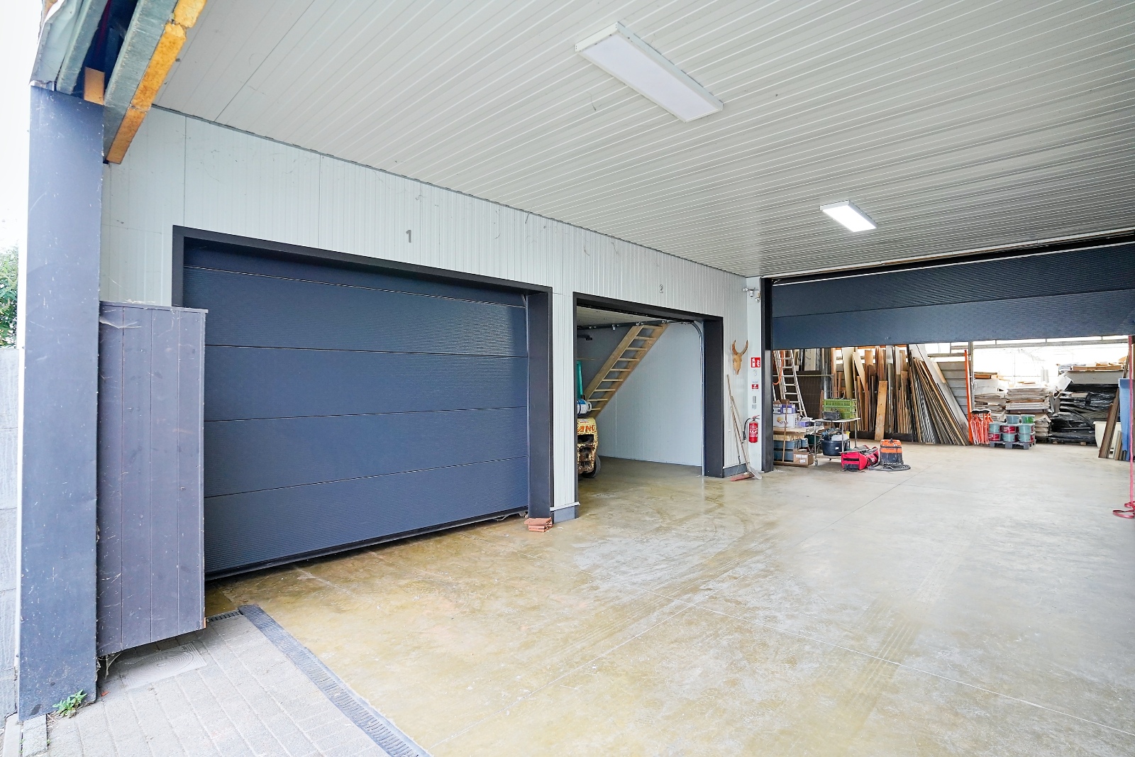 TE HUUR: vernieuwd magazijn van 23 m x 4 m - foto 2