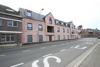 <strong>Recent appartement met 2 slaapkamers, terras en autostaanplaats in het centrum van Wechelderzande.</strong><br /><br />Het appartement is gelegen op de tweede verdieping van de residentie Hof Den Hert.<br /><br />Dit stijlvol dakappartement omvat een inkomhal, een woonkamer met open keuken en aansluitend een ruim zonnig terras met veel privacy. Verder is er een berging/wasplaats en via de nachthal bereikt men het afzonderlijk toilet, de twee slaapkamers en een ingerichte badkamer met inloopdouche.<br /><br />Inbegrepen in de huurprijs zijn een gezamenlijke fietsenstalling en een autostaanplaats op de gelijkvloerse verdieping.<br /><br />Het appartement is volledig voorzien van zwarte verlichtingsarmaturen. In de slaapkamers zijn er verduisteringsgordijnen voorzien.<br /><br />Een prachtig instapklaar appartement met alle comfort en luxe, voorzien van vliegenramen.