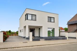 Deze prachtige, moderne woning in Oorbeek is een open bebouwing met een ruime tuin en mooi terras. De woning beschikt over een garage en 5 slaapkamers, wat ideaal is voor een groot gezin. De woning is volledig gerenoveerd en is dus instapklaar. Twee badkamers aanwezig, wat zorgt voor extra comfort en gemak. De woning is voorzien van zonnepanelen en een thuisbatterij. Daarnaast zijn er nog 4 parkeerplaatsen beschikbaar, naast de garage. De tuin is georiënteerd naar het noordwesten, waardoor je de hele dag door van de zon kunt genieten. Deze woning biedt alles wat je nodig hebt voor een comfortabel en ruim gezinsleven. Als je interesse hebt, kun je altijd een bezoek brengen en wie weet wordt deze prachtige woning binnenkort wel jouw thuis.