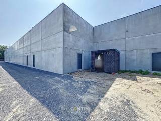 Nieuwbouw KMO-unit met een oppervlakte van 401m². Perfect gelegen op slechts 500m van de N9 en een vlotte verbinding naar de expressweg!<br /><br /><u><strong>Bijzonderheden:</strong></u><br />- Onmiddellijk beschikbaar bij akte!<br />- 6m VRIJE hoogte.<br />- Automatische sectionaalpoort + afzonderlijke toegangsdeur.<br />- Lichtstraat met rookluiken.<br />- Regenwaterpomp aanwezig.<br />- Zekeringkast aanwezig.<br />- Voldoende manoevreerruimte.<br />- Opslagruimte geschikt voor verschillende doeleinden.<br />- Polybetonvloer.<br />- Casco.<br />- Kleinere en grotere oppervlaktes beschikbaar.<br />- Inrichten van kantoorruimte is mogelijk dankzij de ramen.<br />- Tevens INTERESSANT als belegging!<br />- Mogelijkheid tot aankoop van parking.<br /><br />De loods maakt deel uit van het gloednieuwe project 'ZONE CENTRUM'. Zeer geschikt voor eigen gebruik en INTERESSANT als belegging! Aarzel niet ons te contacteren voor verdere info en/of een bezoek ter plaatse: 050/70 01 02 - nicolas@centro.be.