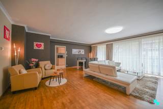 Ontdek dit ruim en praktisch appartement gelegen in de Minister Vanden Peereboomlaan, een gegeerde residentiële buurt in Kortrijk. Het...