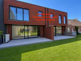 <span><strong>TE KOOP ONDER REGISTRATIE! (eventueel 2% indien de voorwaarden van koper voldaan zijn).<br /><br /></strong></span>Deze aangename, luxueus afgewerkte nieuwe BEN-woning is gelegen in het zo rustige en landelijke Aaigem, in het centrum van het beschermd dorpszicht, op wandelafstand van school, openbaar vervoer, en vooral op vlot bereikbare afstand van E40.<br />De woning heeft een inkom met toilet, berging/wasruimte en garage. <br />Dankzij de split level is de leefruimte op hoger niveau van de aantrekkelijke tuin en terras en is de garage onder de woning. Hierdoor is de rust en gezelligheid gegarandeerd op het leefniveau. Er is een lichtrijke zuid-gerichte zithoek met aansluitend een eetruimte met open keuken en ontbijthoek. Vanuit de keuken en leefruimte geniet je van het rustgevende groen met terras dank zij het grote schuifraam achteraan de woning. <br />Via de trap kom je op de volgende verdieping met nachthal, 3 slaapkamers en badkamer met ligbad, inloopdouche en lavabo. In de slaapkamers is ruimte voor bureau. <br />In de woning is heel wat natuursteen verwerkt waardoor de afwerking van hoogstaand niveau is.<br />Naastgelegen is een identieke woning beschikbaar. Ook ideaal voor een tweewoonst! Aaigem is de perfecte locatie om te ontsnappen aan alle drukte en te genieten in de zonnige tuin, met daarnaast de zovele nabijgelegen wandelwegen in de velden en natuurgebied Den Dotter.<br />De ruwbouw is reeds klaar. Een bezoek ter plaatse is mogelijk na afspraak met Kristien: 0475 496218