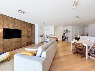 This luxuriously finished apartment with two bedrooms and two terraces is located in the immediate vicinity of the South. A prime location in Ghent, as tram and bus are only a few minutes' walk away, but the main roads to Brussels, Antwerp and Kortrijk are also nearby. Moreover, you are less than a 10-minute walk away at the Korenmarkt!<br /><br />Apartment layout:<br /><br />Entrance hall - living room - terrace 1 - open kitchen - storage room - bedroom 1 - bedroom 2 - bathroom - terrace 2.<br /><br />Underground, there is another basement, bicycle storage and a parking space that you need to rent for 100.00 euros/month. <br /><br />The common costs in the form of a commission are 90.00 euro/month and are used to maintain the common parts.<br /><br />Available from 01/11/2026.