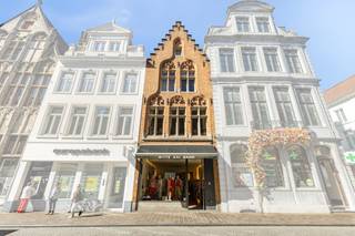 Top location: commercial property with residence in the historic city center of BrugesThis unique building is strategically located in the...