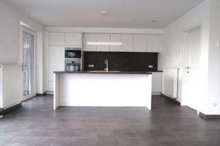 Op zoek naar een ruime, instapklare woning op een rustige ligging? Deze charmante halfopen bebouwing in Gistel biedt het allemaal!Binnenkomend word...