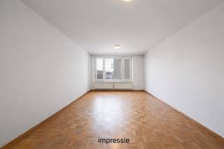 <p>Cet appartement confortable et toujours bien entretenu est situé au cinquième étage de la <strong>Frank Craeybeckxlaan</strong>, une rue calme et stratégiquement située à Deurne. La propriété offre une vue imprenable sur le <strong>Sportpaleis</strong>. Le quartier offre un mélange parfait de confort de vie et d'accessibilité, avec un accès facile à <strong>Turnhoutsebaan</strong> et à l'autoroute <strong>E313</strong>. Le <strong>parc Rivierenhof</strong>, les magasins, les écoles et les transports en commun sont tous à proximité, ce qui en fait un quartier idéal pour les jeunes familles et les professionnels.</p><ul><li><p><strong>Surface habitable :</strong> 72 m² + terrasse</p></li><li><p><strong>Score EPC :</strong> B (basse énergie)</p></li><li><p><strong>Année de construction :</strong> 1966</p></li><li><p><strong>État général :</strong> L'appartement a toujours été bien entretenu, avec une toiture récemment rénovée (2018) et une cuisine et une salle de bain rénovées (2024). Le <strong>parquet</strong> donne une sensation de chaleur et de confort.</p></li><li><p><strong>Fenêtres :</strong> PVC avec double vitrage, volets à l'avant</p></li><li><p><strong>Frais d'association :</strong> 309 € par mois (comprenant l'eau, le chauffage central, le couloir, l'ascenseur, l'entretien, le syndic, la police d'immeuble).</p></li><li><p><strong>Disponibilité :</strong> Par acte notarié</p></li></ul>