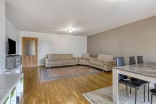 Indeling:- inkomhal met vestiaire - apart toilet - woonkamer (36,5 m²) - volledig uitgeruste keuken (11 m²) - slaapkamer 1 (17 m²) - slaapkamer 2 (15,5 m²) - badkamer met ligbad en dubbele lavabo (7 m²) - ruim terras (10 m²) Troeven: - gunstig EPC (B-label) - conforme elektriciteit - videofoon - gemeenschappelijke fietsenberging Het appartement wordt momenteel verhuurd. Bent u geïnteresseerd in dit appartement te koop in Wilrijk? Aarzel dan niet om contact met ons op te nemen. Wenst u uw eigendom ook te koop of te huur te stellen? We helpen u graag verder. Steeds tot uw dienst om u verder te helpen met al uw vragen over vastgoed!