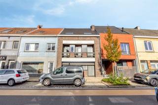 Goed onderhouden, op te frissen handelspand (vroegere slagerij met woning) gelegen op wandelafstand van het dorpsplein. Indeling: winkelruimte met werkruimte, bergruimte en koelcellen, grote ingerichte keuken met zicht op de tuin, toilet en bureau. 1ste verdieping: living, toilet, 2 slaapkamers en een badkamer voorzien van ligbad en dubbele lavabo. 2de verdieping: 2 slaapkamers en een tweede badkamer. Buiten is er een aanlegde tuin met verschillende koelcellen en 2 aparte garages die uitkomen in de achterliggende straat. Woning met heel veel potentieel!