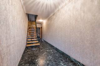 <p>Op zoek naar een woning met veel potentieel, garage &amp;amp; tuin in centrum Burcht?<br />Lees hier dan zeker verder!<br /><br />Deze grote, statige gezinswoning combineert ruimte &amp;amp; functionaliteit. De ideale ligging in een buurt met vlotte verbindingen naar scholen, winkels &amp;amp; openbaar vervoer, maakt het wonen hier extra aantrekkelijk.<br /><br /><strong>Kelder:  </strong>Kelder (30m²) waarin je rechtop kunt staan. Verwarming gebeurt op mazout, met een traditionele combiketel met ingebouwde warmwaterboiler.</p>

<p><strong>Gelijkvloers:</strong> Via de ruime hal ( m²), kan u ten einde de eerste slaapkamer vinden, met directe toegang naar de tuin. Er is een extra ruimte aanwezig die dienst kan doen als bureau, hobbykamer of dressing. De inpandige, maar vooral ruime garage, met voldoende opbergruimte is hier ook makkelijk bereikbaar.<br /><br /><strong>1steV:</strong> Hier vind je een gigantische leefruimte ( m²) met grote raampartijen voor extra veel lichtinval. De keuken ( m²) kan je bereiken via de hal, er is een leuk doorgeefluik. Het terras (10m²), ideaal om te ontbijten met zicht op de mooie tuin (55m²) <br /><br /><strong>2deV:</strong> hier kan je twee slaapkamers (12m², 12m²), een kamer van m² vinden en de badkamer<br /><br />Zou dit je nieuwe thuis kunnen worden? Plan nu een bezoek in met uw makelaar! </p>