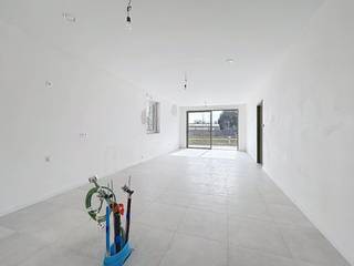 'Nexuss' is een duurzaam nieuwbouwproject in Schelle, met 64 wooneenheden en een commerciële ruimte. Met appartementen, duplexen en stapelwoningen van één tot vier slaapkamers heeft u een ruime keuze. Het groene en moderne project is zeer centraal gelegen, met alle noodzakelijke voorzieningen in de buurt en op korte afstand tot grootsteden als Antwerpen, Mechelen en Sint-Niklaas.De voornaamste troeven van het project ‘Nexuss’ zijn:- BEN-normen: E-peil 20- Zonnepanelen, individueel per appartement- Vloerverwarming, door warmtepomp, en elektrische handdoekradiator- Ventilatiesysteem type D- Prachtige terrassen- Ondergrondse parkeerplaats en berging- Moderne en groene architectuur- Toekomstgericht door duurzame en energiezuinige materialenDit appartement, met 3 slaapkamers, van ca. 110m² is gelegen aan de Provinciale Steenweg 423 te Schelle.Indeling appartement:- Inkomhal- Berging- Badkamer- Toilet- Leefruimte met keuken- 3 slaapkamers, waarvan 1 met dressing- TerrasDe werken zijn inmiddels al begonnen en de oplevering wordt najaar 2025 voorzien.Wenst u meer te weten over dit geweldige project? Aarzel niet om ons te contacteren!