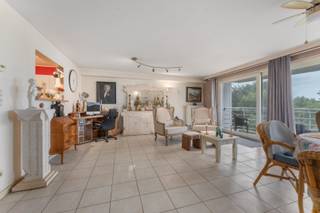 Sur l’avenue Lippens, à distance de marche de la mer et de la plage, nous vous proposons à la vente ce spacieux et large appartement (105 m²) situé au troisième étage avec vue dégagée. Niché au cœur animé de Knokke, vous bénéficiez de tout le confort moderne avec de nombreux commerces, restaurants et commodités à proximité immédiate. Cet appartement économe en énergie vous offre entre autres 2 véritables chambres, 2 salles de bains, des terrasses à l’avant et à l’arrière. Possibilité d'achter une place de parking au rez-de-chaussée de l’immeuble.<br /><br />Disposition : hall d’entrée avec toilette et vestiaire, vaste et lumineuse pièce de vie avec accès à la terrasse ensoleillée à l’avant, grande cuisine, buanderie/local de rangement pratique, deux chambres spacieuses chacune avec salle de bains attenante, deuxième terrasse à l’arrière.<br /><br />Local à vélos au rez-de-chaussée, cave individuelle.<br /><br />Possibilité d'achter une place de parking au rez-de-chaussée de l’immeuble.<br /><br />Visites ? Sur rendez-vous avec Avantimmo au numéro 050 62 50 55.