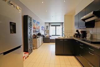 Dit 2 slaapkamer appartement is gelegen in het hartje van het gezellige Sint-Gillis-bij Dendermonde. Dit appartement is gelegen in een kleinschalig gebouw van slechts 2 appartementen, voorzien van 2 slaapkamers waarvan 1 grote en 1 heel kleine slaapkamer en een buitenruimte van 4m² (1.2m -3.34m). Het aangename van dit appartement is dat het in 2020 gerenoveerd is en dat u hier werkelijk alles op wandelafstand heeft. Verder spreken de foto's vanzelf als het gaat over de staat van het appartement. Kortom reserveer vandaag nog uw afspraak en mis deze uitzonderlijke kans niet! Een opportuniteit voor de snelle beslisser. Ook de ideale opbrengsteigendom die nu reeds verhuurd is aan 750€/maand. Bel vandaag nog naar 052/ 41.41.94 of contacteer ons via info@rosiersderidder.be<br />Referentie: 5675