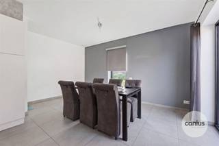 <p><span>LEUKE WONING MET 3 SLPKS  NABIJ HET CENTRUM</span></p><p><span> </span></p><p><span>Op zoek naar een instapklare woning in Sint-Truiden? Deze energiezuinige woning maakt deel uit van Residentie Botanique en is gelegen in een rustige residentiële wijk net buiten het bruisende stadscentrum. Dankzij de vlotte bereikbaarheid en ligging nabij scholen, openbaar vervoer en winkels is dit een uitstekende keuze voor wie centraal maar toch rustig wil wonen. </span></p><p><span> </span></p><p><span>We betreden deze woning via de inkomhal waar we eveneens het gastentoilet terugvinden. Verderop vinden we de leefruimte met open keuken, eetkamer en aansluitende berging terug.</span></p><p><span> </span></p><p><span>Op de eerste verdieping treffen we een nachthal die toegang geeft tot de 3 slaapkamers en de badkamer.</span></p><p><span> </span></p><p><span>Verder beschikt deze woning over een terras, zolder, gemeenschappelijke fietsenstalling en een vaste parkeerplek in de ondergrondse parkeergarage.</span></p><p><span> </span></p><p><span>KORT SAMENGEVAT</span><span>:</span></p><p><span>Vraagprijs: € 379.000,00</span></p><p><span>Verkoop onder registratierechten (2% of 12%)</span></p><p><span>Parking inbegrepen in de prijs, mogelijkheid tot aankoop van een tweede parkeerplaats.</span></p><p><span> </span></p><p><span>Interesse om deze woning te bezoeken? Contacteer ons voor een afspraak: 078 78 30 39 – info@canius.be</span></p><p><span> </span></p><p><span>De vermelde oppervlaktes zijn slechts een indicatie. Canius Real Estate kan niet verantwoordelijk gesteld worden voor de juistheid van de door zijn verstrekte gegevens.</span></p><p><span> </span></p>