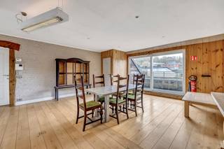 <p><strong>Prachtig instapklaar en gerenoveerd </strong>triplexappartement (verdiepingen 1, 2 en 3) met maar liefst vier slaapkamers en 2 badkamers, <strong>ideaal als ruime gezinswoning, of cohousingproject</strong>. De gemeenschappelijke inkomhal bevindt zich op het gelijkvloers. Op de eerste verdieping vinden we een overloop, leefruimte met open keuken en toegang tot het terras, een slaapkamers, een luxueus ingerichte badkamer met toilet, ligbad, douche lavabomeubel. Een apart gastentoilet, doucheruimte en een trappenhal. Op de tweede verdieping bevinden zich een overloop, een berging, een apart toilet en twee kamers. Op de derde verdieping is er een overloop en een extra slaapkamer, eveneens met eigen badkamer. Het appartement geniet van tal van voordelen: <strong>geen syndicus, geen lift en dus geen maandelijkse kosten</strong>. Vernieuwd en geïsoleerd dak - Verwarming via condenserende gaswandketels - Zonnepanelen - Conform elektriciteitsattest - Gunstig EPC. Let wel: het pand is niet volledig asbestvrij door de aanwezigheid van gevelleien in asbest aan de achterzijde. Conformiteitsattest voor verhuur eveneens beschikbaar waardoor ook geschikt als verhuurpand (Maatregelen opgenomen in het maatregelenregister: neen)</p>