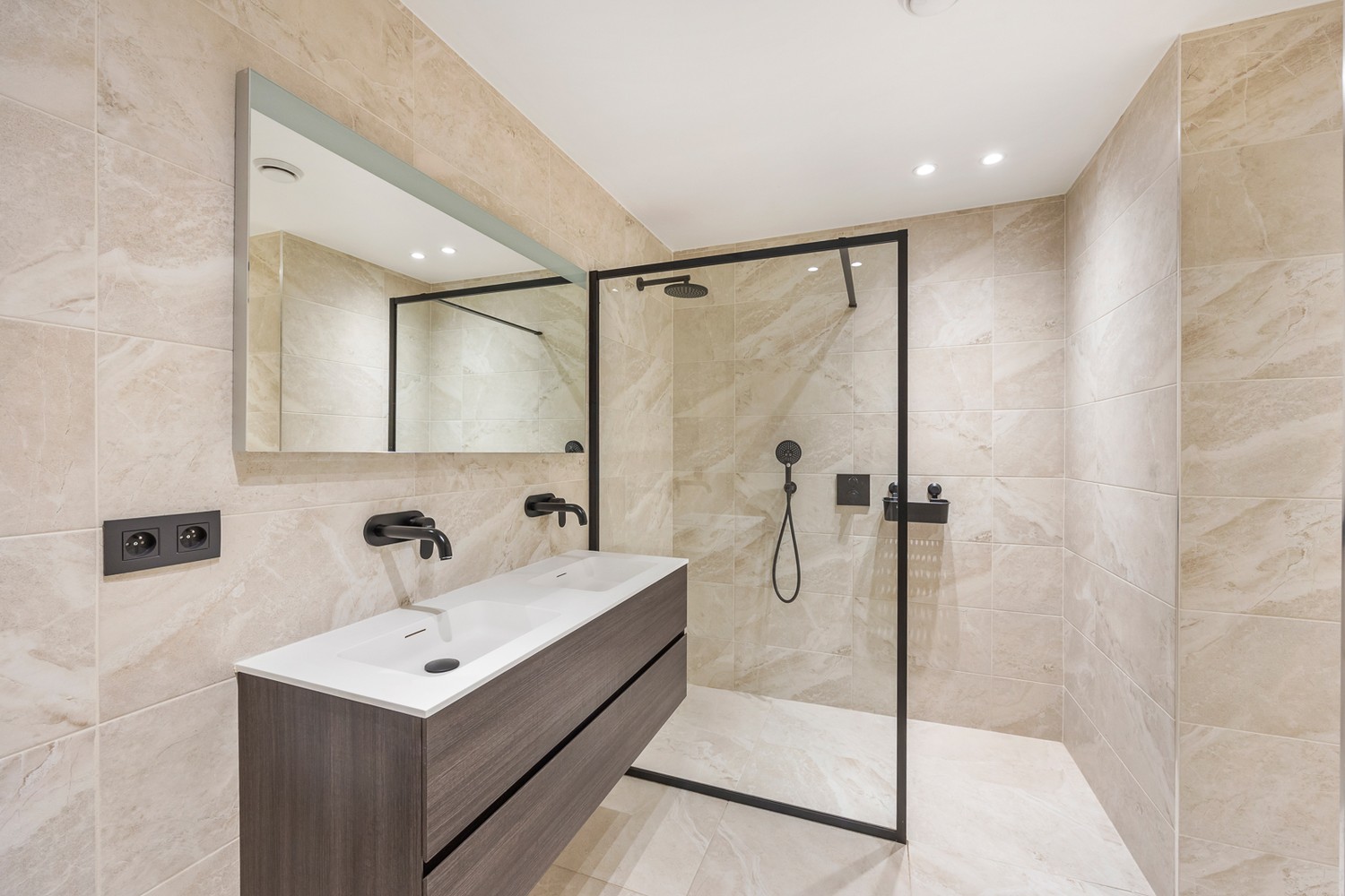 Modern gelijkvloers appartement met een zeer grote tuin (±200m²)  in hartje Sint-Niklaas! - photo 1