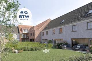 Deze comfortabele nieuwbouwwoning met een bewoonbare oppervlakte van 186 m² is gelegen op een perceel van 242 m². De indeling op het gelijkvloers is als volgt: een inkomhal met plaats voor een vestiairekast, een afzonderlijk toilet, een doorzon leefruimte voorzien van een zit- en eethoek met aansluitend de open keuken en een praktische berging. De drie volwaardige slaapkamer situeren zich op het verdiep, samen met een afzonderlijk toilet en een badkamer voorzien van een dubbele lavabo, inloopdouche en ligbad. De zolder is te bereiken via een vaste trap en kan verder afgewerkt worden om bijkomende kamers te creëren. De tuin is zuidwestelijk georiënteerd. <br /><br />Bij deze woning hoort een privatieve garagebox die is inbegrepen in de prijs. <br /><br />Residentie D'Hulhaege wordt het nieuwe referentiepunt bij het binnenrijden van Deinze vanuit de richting van Drongen. Gelegen op wandelafstand van het centrum, maar toch rustig buiten de drukte, realiseren Bostoen en Ipes dit eigentijdse nieuwbouwproject. De ligging biedt vele troeven: een vlotte bereikbaarheid, alle voorzieningen binnen handbereik en een uitgebreid aanbod aan openbaar vervoer.<br /><br />Verlaagd BTW-tarief van 6% mogelijk op de volledige constructiewaarde, nu ook voor investeerders mits min. 15 jaar verhuur.<br /><br />Benieuwd naar het nieuwbouwproject D'Hulhaege? Een persoonlijke, vrijblijvende afspraak kan via guillian@landbergh.be of 09 278 78 79.