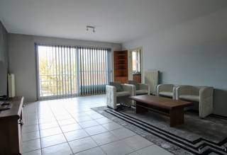 <p><span>Appartement économe en énergie avec 2 chambres à coucher et terrasse - investissement immobilier intéressant à Zandhoven (EPC A)</span></p><p><span>Cet appartement récent et économe en énergie est situé au premier étage d'une résidence bien entretenue dans le quartier agréable de Zandhoven. Avec un label EPC A, cet appartement offre non seulement un grand confort de vie, mais aussi un coût énergétique très bas.</span></p><p><span>L'appartement comprend un espace de vie lumineux avec accès à une cuisine entièrement équipée, deux chambres spacieuses et une terrasse confortable, une salle de bains et des toilettes séparées, une cave privée et une place de parking avec portail d'entrée automatique. </span></p><p><span>L'appartement est actuellement loué, ce qui en fait un excellent investissement avec un retour sur investissement immédiat.</span></p><p><span>Caractéristiques:<br /><br />+ EPC A énergétiquement efficace<br />+ 2 chambres à coucher<br />+ Terrasse<br />+ Place de parking<br />+ Cave privée<br />+ Actuellement loué<br />+ Situé dans le quartier calme de Zandhoven<br />+ EPC utilisable floorp. 95 m²<br />+ indicatif : séjour (33 m²) - cuisine (8 m²) - entrée/hall d'entrée (8,5 m²) - WC (1,5 m²) - débarras (3 m²) - salle de bains (7 m²) - chambre 1 (16,5 m²) - chambre 2 (8,5 m²)</span></p><p><span>Une opportunité idéale pour les investisseurs ou pour une future occupation personnelle à long terme.</span></p><p><span> </span></p><p><span>Plus d'info : Nicki - 0496 02 35 68 - <span>nf@janssenenjanssen.be</span></span><span> </span></p>