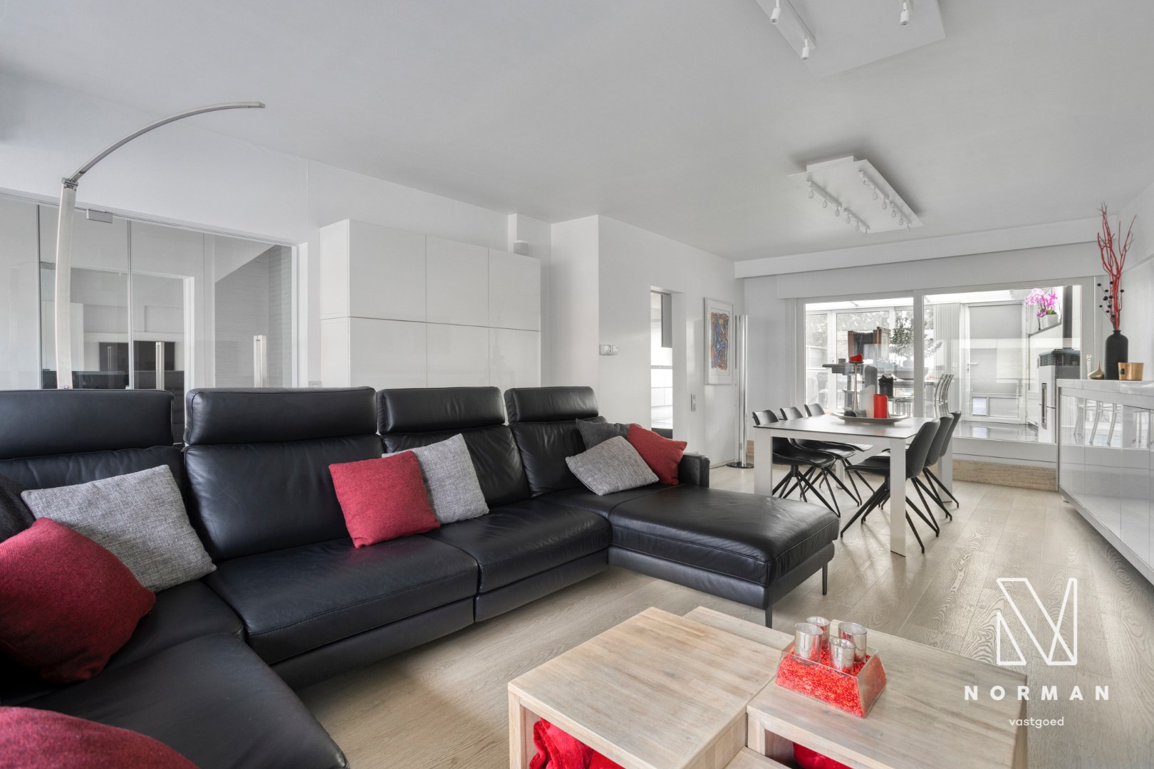 Duplex te koop in het centrum van Kuurne met 3 slaapkamers en een groot zongericht terras met tuinhuis. - foto 4