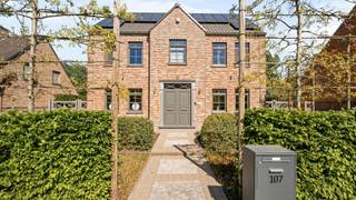 Deze indrukwekkende, statige villa uit 2007 staat garant voor uitzonderlijke kwaliteit, ruimte en energiezuinig wooncomfort (EPC-score A). Een eigendom die klasse en degelijkheid uitstraalt, afgewerkt met duurzame materialen en oog voor detail.<br /><br />Met een bewoonbare oppervlakte van ca. 275 m² (bron EPC) biedt deze woning een doordachte en royale indeling. U beschikt momenteel over drie volwaardige slaapkamers, met de mogelijkheid tot het creëren van een vierde. De twee badkamers, technische ruimte en ruime stockagezolder zorgen voor optimaal comfort en functionaliteit.<br /><br />De dubbele garage, aangevuld met een praktische zolderruimte én extra achterliggende bergruimte, biedt tal van mogelijkheden voor opslag, hobby of werkruimte.<br /><br />Gelegen op een prachtig, volledig omheind perceel van maar liefst 3.638 m², geniet u hier van absolute rust, privacy en een groen kader. De verzorgde tuin en ruime oprit met automatische poort versterken het exclusieve karakter van deze eigendom. Dankzij de oppervlakte is het bovendien perfect mogelijk om dieren te houden.<br /><br />De ligging in Romershoven (deelgemeente van Bilzen-Hoeselt) combineert landelijk wonen met een uitstekende bereikbaarheid. U woont hier in een rustige, groene omgeving, terwijl belangrijke verbindingswegen zich op korte afstand bevinden. De oprit van de E313 ligt op slechts enkele minuten rijden, waardoor steden zoals Tongeren, Hasselt en Maastricht vlot bereikbaar zijn.<br />Daarnaast geniet u van een vlotte aansluiting op het lokale wegennet en nabijgelegen voorzieningen, wat deze locatie bijzonder aantrekkelijk maakt voor wie rust zoekt zonder in te boeten aan bereikbaarheid.<br /><br />Een buitenkans voor wie op zoek is naar een kwalitatieve, instapklare villa met uitstraling, ruimte en tal van mogelijkheden, gelegen op een strategische en toch uiterst rustige locatie.