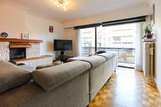 Dit 2 slaapkamer appartement bevindt zich op de 2de verdieping (met lift) en is gelegen op slechts enkele passen van het centrum.<br /><br />De indeling is als volgt: inkomhal/nachthal met toilet, berging, ruime leefruimte met ingerichte keuken en aansluitende wasplaats. Verder is er nog een badkamer met ligbad en toilet en 2 slaapkamers. Buiten kan je in alle rust genieten op het terras. Op het gelijkvloers is er nog een ruime garagebox.<br /><br />Beschikbaar vanaf 15/3/26. De gemeenschappelijke kosten bedragen €30.<br /><br />Wij leiden je graag rond!