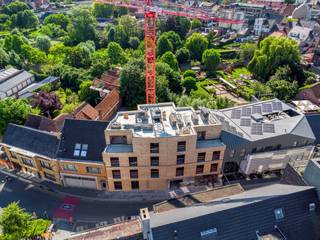 Tweekamerappartement gelegen op het derde verdiep met ruime zonnige terrassen aan de voor- en achterkant. <br /><br />Het appartement beschikt over een kwalitatief wooncomfort en is energiezuinig. Door elk appartement te voorzien van voldoende glaspartijen kan men genieten van veel lichtinval. <br />Dit appartement is ontworpen als een doorzonwoning. met een tweezijdig uitzicht: aan de ene kant de dynamiek van de stad en aan de andere kant het rustgevende groen van het stadspark.<br />Daarnaast wordt er veel belang gehecht aan zowel de thermische als akoestische isolatie, zo is het appartement voorzien van:<br />- een individuele warmtepomp met koelfunctie (airco) <br />- zonnepanelen<br />- driedubbele beglazing <br />De keuken en badkamer kunnen naar eigen wens bij een leverancier gekozen worden. De afwerking van het appartement is dus volledig op maat. <br />De aankoop van een garage/autostaanplaats is ook nog mogelijk!<br /><br />Kiezen voor Parkzicht III is kiezen voor een tijdloze architectuur én dit op wandelafstand van alle winkels, het stadspark en de Grote Markt van Poperinge.<br /><br />Contacteer Charlotte Druant op 0474969298 of mail naar charlotte.druant@dewaele.com voor meer informatie over deze residentie. <br /><br />
