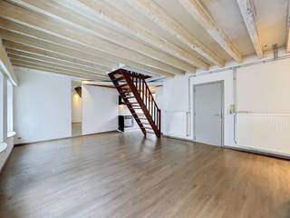 Kortrijksepoortstraat 7B: Centraal gelegen 1 slaapkamer appartement met indeling als volgt:
Lichtrijke leefruimte met open keuken, badkamer met douche, berging met aansluiting wasmachine, apart toilet, slaapkamer.
€750 (excl. EGW)
Onmiddellijk beschikbaar