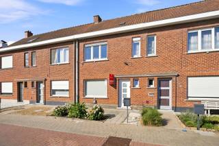 Op zoek naar een gezellige woning op een rustige ligging, maar toch dicht bij het centrum? Deze charmante woning in Staden biedt een aangename combinatie van rust, comfort en praktische ruimtes. <br /><br />De woning beschikt over een gezellige leefruimte met eetplaats en zithoek, een keuken, 3 slaapkamers en de mogelijkheid om een vierde slaapkamer te creëren op zolder. Daarnaast zijn er een badkamer, berging en een aangebouwd bijgebouw. <br /><br />Ook buiten is het aangenaam vertoeven dankzij de charmante tuin, een fijne plek om te genieten van de rust en het groen. 🌿<br /><br />Met een bewoonbare oppervlakte van ca. 135 m² is dit een praktische woning met een warme uitstraling en heel wat mogelijkheden. De woning heeft een EPC-label F. Hierdoor is de renovatieverplichting van toepassing. <br /><br />Een gezellige woning op een rustige ligging, vlak bij het centrum van Staden. Een mooie kans voor wie op zoek is naar een woning met karakter en mogelijkheden!<br /><br />📞 Interesse? Contacteer Thijs, Friedel of Nina:<br />📲 051 57 54 61<br />📧 thijs@grouptrybou.be | friedel@grouptrybou.be | nina@grouptrybou.be