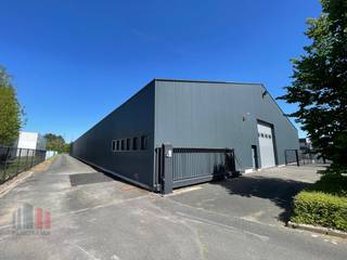 Ontdek dit functionele en polyvalente magazijn, ideaal voor diverse logistieke, opslag- of productieactiviteiten.<br /><br />Het magazijn met een oppervlakte van +/- 2.000 m² heeft een vrije hoogte tussen +/- 4 m tot 7 m (nokhoogte). Aansluitend beschikt de site over +/- 1.200 m² buitenruimte, perfect voor stockage, manoeuvres of bijkomende activiteiten.<br /><br />De loods is kwalitatief afgewerkt met een duurzame gepolierde betonvloer en geniet van natuurlijke lichtinval via een lichtstraat. De toegang verloopt vlot via een sectionale poort (4 m H x 4 m B) met aparte toegangsdeur, wat een efficiënte goederenstroom en vlotte circulatie voor vrachtverkeer garandeert.<br /><br />Verder is het ruimte uitgerust met voldoende verlichting, verwarming en sanitaire voorzieningen, wat bijdraagt aan comfortabele en efficiënte werkomstandigheden. Het volledig omheinde terrein zorgt bovendien voor optimale veiligheid en privacy.<br /><br />De strategische ligging in de Dirk Martensstraat biedt een uitstekende bereikbaarheid en een snelle aansluiting op de belangrijkste invalswegen van Brugge. Daarnaast is er ruime parkeer- en manoeuvreerruimte aanwezig op de site.<br /><br />Contacteer PANORAMA B2B voor bijkomende inlichtingen of een vrijblijvend plaatsbezoek 0476 215 115.