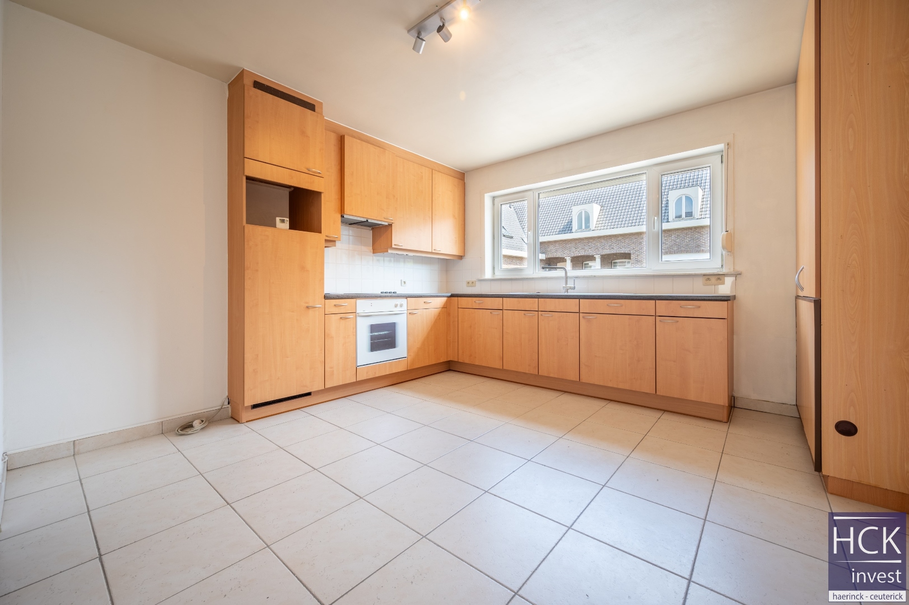 OESELGEM - Ruime woning met 4 SLPK en garage met uitweg achteraan! - foto 5