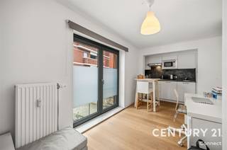 <p><span>Deze <strong>aangename, ruime en gemeubelde studio</strong> is gelegen op de <strong>eerste verdieping van residentie </strong></span><i><span><strong>Den Dreef</strong></span></i><span> in Heverlee. De residentie werd gerenoveerd in <strong>2016</strong> en kenmerkt zich door haar <strong>moderne architectuur en verzorgde, hedendaagse afwerking</strong>. Hoewel het adres aan de levendige <strong>Naamsesteenweg</strong> ligt, bevindt de residentie zich in de <strong>tweede bouwlijn</strong>, waardoor het gebouw meer teruggetrokken ligt ten opzichte van de straat.</span></p><p><span>De ligging, <strong>net buiten de Leuvense ring</strong>, is bijzonder aantrekkelijk voor studenten en bevindt zich strategisch tussen het <strong>stadscentrum van Leuven</strong> en de belangrijkste universitaire campussen en voorzieningen. In de onmiddellijke omgeving vindt u <strong>supermarkten, sportfaciliteiten en diverse eetgelegenheden</strong>. Ook <strong>KU Leuven, Campus Arenberg, het Sportkot en Gasthuisberg</strong> zijn vlot bereikbaar. Het <strong>station van Heverlee</strong> bevindt zich op korte wandelafstand en dankzij de verschillende bushaltes in de buurt is er een goede verbinding met het centrum van Leuven en de ruimere omgeving.</span></p><p><span>De studio zelf biedt een <strong>comfortabele en functioneel ingerichte woonruimte</strong> en combineert een ruim gevoel met een moderne uitstraling . Dit is beslist een aantrekkelijke woonst voor wie comfortabel en centraal in Heverlee wil wonen.</span></p><p><span><strong>Meer informatie of een bezoek ter plaatse? </strong>Neem vrijblijvend contact op via <strong>0495 53 46 49</strong> of </span><span><strong>jacky@connect-immo.be</strong></span><span>.</span></p><p><span>EPC: 173 kWh/m² - UC:2577747 - label B</span></p><p><span>Wg-Gdv-Gvkr-Gvv</span></p>