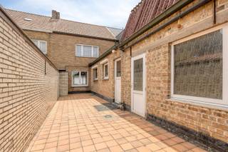 <p>Welkom bij deze centraal gelegen te renoveren rijwoning te Maldegem!</p><p>Deze zeer degelijk gebouwde gezinswoning biedt comfortabele leefruimtes met drie ruime slaapkamers, met mogelijkheden om op de zolder bijkomende slaapkamer te creëren. </p><p>De woonkamer is voorzien van karakteristieke houten balken en biedt een warm en uitnodigend gevoel. De leefkeuken is functioneel ingericht en biedt alle noodzakelijke faciliteiten voor het dagelijks gebruik.</p><p>De toekomstige prachtige badkamer wacht op jou visie om te bepalen waar deze zal komen en hoe deze er zal uitzien. </p><p>De grote slaapkamers bieden voldoende ruimte voor meubels en zijn voorzien van veel natuurlijk licht.</p><p>Deze woning is gelegen in het levendige Maldegem, een gemeente met goede verbindingen naar omliggende gebieden. </p><p>Het centrum is dicht bij en alle voorzieningen zoals winkels, scholen, het park, het zwembad en openbaar vervoer bevinden zich op wandelafstand.</p><p>Deze gezinswoning omvat ook praktische verharde buitenruimte die rechtstreeks toegankelijk is via de voorzijde van de woning. </p><p>Dit is een uitstekende gelegenheid voor kopers die op zoek zijn naar een solide, goed gelegen woning met veel binnenruimte en enorm veel potentieel.</p><p>Voor meer informatie en bezoeken, contacteer Bert Pauwels via email Bert@maximm.be en telefonisch op het nummer 0496/33.24.56</p><p><br /><br /> </p>