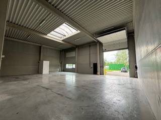 Recente loods van 233m² (unit 05), gelegen in een verzorgde bedrijvenzone met voorliggende parking. Loods toegankelijk via sectionale poort...