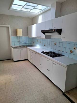 <p>Erg verzorgde woning bestaande uit: inkomhal, leefruimte, keuken, wasplaats, badkamer, apart toilet, nachthal, 3 slaapkamers, zolder (vaste trap), kelder, terras en een zonnige tuin.<br /><br />Ze beschikt eveneens over een garage en buitenberging.<br /><br />Verder is ze voorzien van PVC-ramen met dubbele beglazing, rolluiken en centrale verwarming.<br /><br />Gelegen op een mooi perceel van 774m² met de nodige rust te Geel-Larum.<br /><br />Contacteer ons kantoor voor meer informatie of een bezoek ter plaatse via 0471/605.314 of mail naar info@immo-b.be!</p>