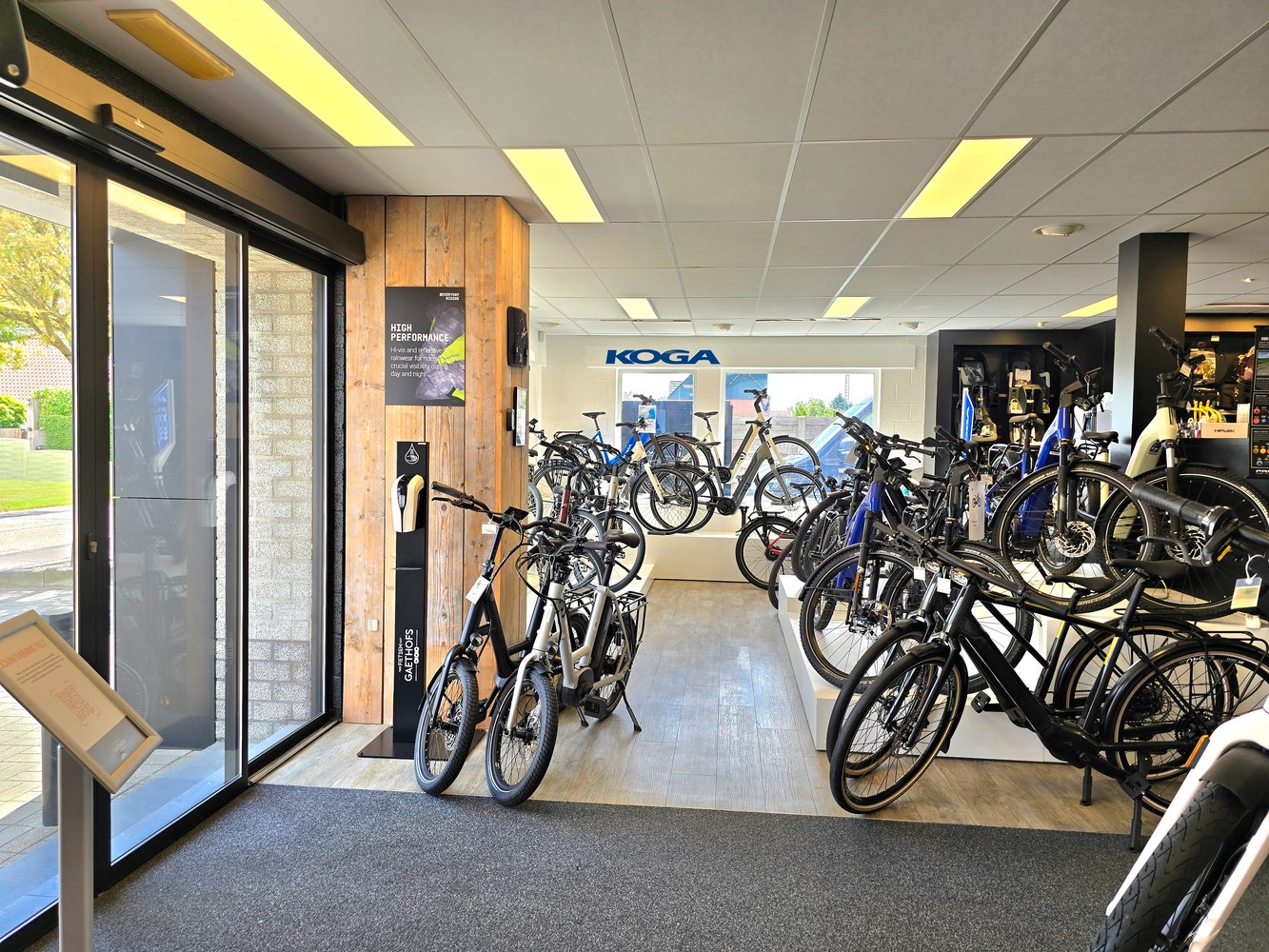 TE KOOP: WINKEL / TOONZAAL 386 m² met ruime woonst ( momenteel "FIETSEN GAETHOFS" ) – ideale investering op toplocatie! - foto 4