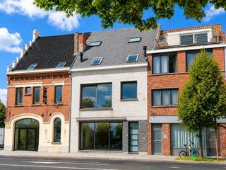 ruime woning in hartje Diksmuide<br />bestaande uit een commercieel gelijkvloers en een ruime bovenliggende woning<br />uitgesplitst in 2, beide kavels elk met hun eigen tellers WGE<br /><br />omvattende :
<ul>
	<li>kelderverdieping : kelder</li>
	<li>gelijkvloers : centrale inkomhal, traphal, grote commerciële ruimte, toilet, ingerichte keuken, ingerichte badkamer met toilet, wasberging, grote koer/terras</li>
	<li>1ste verdieping : overloop, toilet, grote en klare living, volledig ingerichte keuken, slaapkamer</li>
	<li>2de verdieping : ingerichte badkamer, toilet, ruime dressing, 2 kamers, bergruimte</li>
	<li>dakverdieping : grote hobbyruimte</li>
</ul>
<br />!! TOPAANBIEDING !!