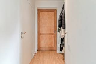 Ontdek deze perfect onderhouden gezinswoning in het rustige en groene Merksplas. Deze energiezuinige woning, gebouwd in 2011, combineert hedendaags comfort met een warme, huiselijke sfeer en is volledig instapklaar.<br /><br />De woning beschikt over een stijlvolle, volledig ingerichte keuken die elke hobbykok zal bekoren, uitgerust met een heteluchtoven met warmhoudlade. Aansluitend geniet u van een lichtrijke leefruimte die uitnodigt tot gezellig samenzijn.<br /><br />Op de verdieping bevinden zich drie volwaardige slaapkamers. Op het gelijkvloers vindt u een apart thuiswerkbureau, ideaal voor wie werk en privé comfortabel wil combineren. De ruime badkamer biedt alle comfort voor het hele gezin.<br /><br />Verder is de woning voorzien van airconditioning, vloerverwarming en rolluiken boven, wat zorgt voor een aangenaam binnenklimaat in elk seizoen. De woning behaalt een uitstekende EPC-score A en de elektriciteit is conform, wat bijdraagt aan zorgeloos wonen. De ruime kelder biedt extra opslagmogelijkheden en praktische bergruimte.<br /><br />Kortom, een instapklare en energiezuinige gezinswoning op een rustige locatie, waar comfort en kwaliteit centraal staan.