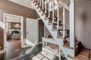 Langgestrekte hoeve op ca. 2.562m² grond te Meer!INDELINGGelijkvloerse verdieping:- Inkomhal- Open leefruimte met pelletkachel- Keuken- Bureau op de...