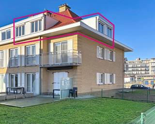 <p>Dit aangename appartement is gelegen in een rustig en verzorgd appartementsgebouw en combineert comfort, licht en een uitstekende ligging.<br />De lichtrijke leefruimte met gezellige zit- en eethoek is voorzien van praktische inbouwkasten en sluit naadloos aan op de open, volledig geïnstalleerde keuken. De ruime slaapkamer beschikt eveneens over ingebouwde kasten en geeft rechtstreeks toegang tot de comfortabele badkamer. Deze is uitgerust met een grote douche, lavabo, aansluiting voor wasmachine en een afgesloten berging. Daarnaast is er een apart toilet voor extra comfort.</p>
<p>Op het gelijkvloers is een afgesloten fietsenberging aanwezig. De gemeenschappelijke voortuinen mogen vrij gebruikt worden en dragen bij aan het aangename woongevoel.</p>
<p>Een ideale opportuniteit voor wie comfortabel en zorgeloos wil wonen in Nieuwpoort-Bad, op een toplocatie nabij zee en openbaar vervoer.</p>
<p><strong>Extra troeven:</strong></p>
<ul>
<li>Op slechts 2 minuten wandelen van het strand</li>
<li>Vlakbij tramhalte</li>
<li>Bemeubeld</li>
<li>Afgesloten fietsenstalling</li>
<li>Rustige residentie</li>
</ul>
Syndickosten te bespreken met eigenaar<br /><br />Deze woning is te huur ZONDER makelaar via Smart Houses. Inlichtingen of een bezoek: contacteer de eigenaar via 0473/95.78.93