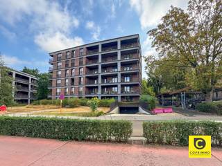 <p><span>Prachtig instapklaar 2-slaapkamerappartement met ruim zonneterras en garagebox in hartje Mortsel</span></p><p><span>Welkom in dit stijlvolle en moderne appartement, gelegen in een recente residentie met lift, midden in het bruisende centrum van Mortsel. Dit instapklare appartement combineert een hoogwaardige afwerking, veel natuurlijk licht en optimaal wooncomfort. Bovendien is een ruime afgesloten garagebox inbegrepen in de huurprijs.</span></p><h3><span>Indeling</span></h3><p><span>Bij het betreden van het appartement komt u terecht in de ruime leefruimte met grote schuiframen die uitgeven op een prachtig terras van ca. 30 m². Dankzij de uitstekende oriëntatie geniet u hier van een indrukwekkend uitzicht en volop natuurlijk licht.</span></p><p><span>De open keuken is volledig uitgerust met moderne inbouwtoestellen en beschikt over een centraal kookeiland met een werkblad in betonlook. De combinatie van warme houtaccenten en een strak design zorgt voor een stijlvolle en gezellige uitstraling.</span></p><p><span>De moderne badkamer is afgewerkt met kwaliteitsvolle materialen en voorzien van een ruime inloopdouche met glazen wand en hoogwaardig sanitair. Daarnaast is er een apart gastentoilet en een praktische berging.</span></p><p><span>Het appartement beschikt over twee volwaardige slaapkamers. De master bedroom is uitgerust met een ruime ingebouwde spiegelkast die zowel elegantie als extra opbergruimte biedt. De tweede slaapkamer is momenteel ingericht als bureauruimte.</span></p><p><span>Het royale terras is bereikbaar vanuit zowel de leefruimte als de slaapkamers en vormt een heerlijke plek om te ontspannen en te genieten van het open uitzicht.</span></p><p><span>Op niveau -1 bevindt zich een ruime afgesloten garagebox, inbegrepen in de huurprijs.</span></p><h3><span>Ligging</span></h3><p><span>Het appartement maakt deel uit van een recente residentie met lift en is gelegen in een aangename, groene en voetgangersvriendelijke omgeving. Winkels, scholen, openbaar vervoer en andere dagelijkse voorzieningen bevinden zich op wandelafstand, waardoor u geniet van een uitstekende bereikbaarheid.</span></p><h3><span>Troeven</span></h3><ul><li><span>Instapklaar en modern afgewerkt appartement</span></li><li><span>2 volwaardige slaapkamers</span></li><li><span>Ruim terras van ca. 30 m² met prachtig open uitzicht</span></li><li><span>Veel natuurlijke lichtinval</span></li><li><span>Volledig uitgeruste open keuken</span></li><li><span>Praktische berging</span></li><li><span>Vloerverwarming</span></li><li><span>Lift aanwezig</span></li><li><span>Ruime afgesloten garagebox inbegrepen in de huurprijs</span></li><li><span>Centrale ligging in het centrum van Mortsel</span></li><li><span>Gunstig EPC</span></li></ul><p><span>Onmiddellijk beschikbaar</span></p>