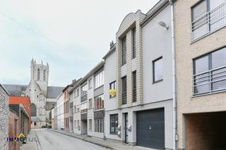 Dit appartement op het eerste verdiep van een kleinschalig gebouw kan u vinden in het centrum te Dendermonde, vlakbij allerlei winkels en...
