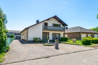 Ruimte om te leven. Plaats om te groeien. Een thuis met toekomst.<br />Deze verzorgde gelijkvloerswoning combineert rust, licht en comfort met een ligging die het beste van twee werelden samenbrengt: vlakbij het dorp en alle voorzieningen, maar toch heerlijk rustig gelegen in een aangename woonwijk.<br />Binnen word je verwelkomd door een lichtrijke leefruimte die naadloos overgaat in de veranda, waar het uitzicht op de prachtig aangelegde zuidgerichte tuin elk seizoen zijn eigen charme toont. De degelijk ingerichte keuken met natuurstenen werkblad en alle toestellen vormt het hart van het huis en sluit aan op een gezellig overdekt terras waar lange zomeravonden vanzelf ontstaan.<br />Met drie slaapkamers, een vintage badkamer voorzien van ligbad, douche, toilet en lavabomeubel, een praktische berging en een bovenverdieping met speelkamer en royale zolderruimte biedt deze woning vandaag al alle comfort én nog mogelijkheden voor wie extra ruimte wenst te creëren.<br />Buiten geniet je van een volledig omheinde, zonnige tuin waar rust, privacy en groen centraal staan. De ruime garage en extra bergruimte zorgen voor maximaal gebruiksgemak.<br />De vele wandel- en fietsroutes in de directe omgeving nodigen uit om te vertragen, terwijl de vlotte verbinding naar de E313 ervoor zorgt dat alles dichtbij blijft.<br />Een woning die vandaag al warm aanvoelt, maar tegelijk nog ruimte laat voor dromen, plannen en nieuwe hoofdstukken.<br />Wil jij deze woning van dichtbij komen bekijken? Maak dan een afspraak via winny.cuypers@consensus.be<br />EPC 398 kWh/m² - UC 3878887 - Vg - Wg - Gmo - Gvkr- Vv