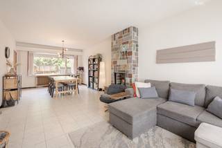 Deze verzorgde bel-etagewoning met 3 slaapkamers geniet van een uitstekende ligging in Heverlee, ideaal voor wie rustig en residentieel wil wonen.<br />Via de inkomhal met gastentoilet komt u in de ruime en lichtrijke leefruimte terecht, met aangename eet- en zithoek.<br />Aansluitend bevindt zich de uitgeruste keuken met kookplaat, vaatwasser en koelkast en van hieruit heeft u toegang tot het gezellige tuintje met terras.<br />De eerste verdieping omvat twee ruime slaapkamers en een derde, kleinere kamer, momenteel ingericht als dressing. Verder bevindt zich hier de badkamer met lavabo en ligbad met douche. Alle kamers zijn voorzien van ramen met rolluiken.<br />De woning beschikt bovendien over een inpandige garage met manuele poort en een praktische kelder, voorzien van een aansluiting voor een wasmachine. Op de inrit van de garage is het mogelijk om een 2de wagen te parkeren.<br />Dankzij de nabijheid van de Geldenaaksebaan en de Pakenstraat geniet u van een vlotte verbinding naar Leuven, Heverlee en Haasrode. Ook de belangrijkste invalswegen en de E40 zijn gemakkelijk bereikbaar. Een ideale gezinswoning op een gegeerde locatie in de onmiddellijke nabijheid van winkels, scholen, de Abdij van Park en een uitstekende bereikbaarheid.<br /><br />De maandelijkse huurprijs bedraagt 1.395 EUR. De nutsvoorzieningen dient de huurder zelf af te sluiten bij een leverancier naar keuze. <br />De woning is beschikbaar vanaf 01 november 2026.<br />- EPC in opmaak- <br /><br />Interesse? Contacteer ons dan vrijblijvend voor bijkomende informatie of een bezoek ter plaatse.<br />info@covas.be // 016 40 60 20 // www.covas.be