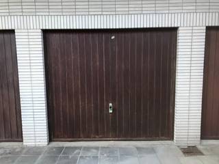 Ruime garage van 20 m², gelegen op een strategische locatie met onmiddellijke en makkelijke toegang vanaf een invalsweg. Deze garage is vlot bereikbaar en uiterst praktisch in gebruik.<br /><br />Naast de parkeerruimte is er een aparte fietsenberging, ideaal voor wie extra opslagruimte zoekt of vlot de fiets wil nemen zonder de wagen te verplaatsen.<br /><br />Perfect voor wie op zoek is naar veilige en goed bereikbare opslag, een handige parkeerplaats dicht bij huis of werk, of een slimme investering met verhuurmogelijkheden.