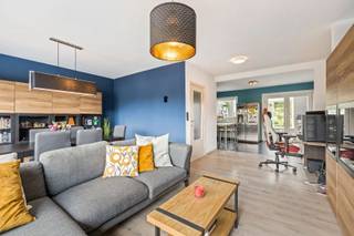 Bent u opzoek naar een instapklare én energiezuinige woning met drie slaapkamers, zolder, tuin én garage in Sint-Niklaas? Lees en kijk dan snel even verder!<br /><br />Deze woning is gelegen in een rustige wijk te Sint-Niklaas. Scholen, winkels en het openbaar vervoer zijn vlakbij. Deze woning heeft een gunstige EPC-waarde met label A (!). Deze woning is voorzien van rolluiken én zonnepalen met een thuisbatterij. Deze woning heeft een bewoonbare oppervlakte van ca. 163 m2. Deze woning is ideaal voor een gezin met kind(eren). <br /><br />Indeling:<br />Inkomhal met rechtstreeks toegang tot de inpandige garage. Berging/wasplaats met aansluiting voor het wasmachine en de droogkast (incl. een douche). De benedenverdieping geeft rechtstreeks toegang tot de gezellige tuin achteraan, waar u in alle rust kan genieten met familie en vrienden. Op de eerste verdieping is er een lichtrijke leefruimte met deels open keuken. De keuken is volledig uitgerust met alle nodige voorzieningen. Aansluitend is er een veranda met rechtstreeks toegang tot de gezellige tuin achteraan. Op de tweede verdieping zijn er drie volwaardige slaapkamers aanwezig. Een badkamer met ligbad, lavabomeubel en toilet. Een praktische zolderverdieping (met voldoende opbergruimte). <br /><br />Deze instapklare - ruime én energiezuinige woning is vrij vanaf 1 april 2026.