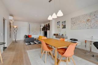 Ontdek dit schitterende appartement te koop in het hart van Antwerpen, in een nieuwbouw uit 2014. Dit ruime appartement van ca. 130 m² met EPC A biedt een uitzonderlijke woonervaring in de bruisende stad Antwerpen. U kan genieten van veel natuurlijk licht en rust op deze zesde verdieping. Het nabijgelegen Operaplein en centraal station zorgen voor een uitstekende bereikbaarheid.<br /><br />Indeling:<br />- inkomhal<br />- lichtrijke woonkamer op parket<br />- keuken vooraan volledig voorzien van alle nodige toestellen <br />- masterbedroom aan de rustige achterzijde<br />- tweede volwaardige slaapkamer<br />- moderne badkamer met inloopdouche en dubbele lavabo<br />- apart toilet <br />- berging<br /> <br /><br />Dit appartement is ideaal voor wie op zoek is naar een instapklare woning op een gewilde locatie. De nabijheid van winkels, restaurants en cultuur maakt wonen hier bijzonder aantrekkelijk. Zoek je een appartement te koop in Antwerpen? Dan is dit een unieke kans.<br /><br />Bent u geïnteresseerd in een appartement of woning te koop in Antwerpen? Aarzel dan niet om ons te contacteren. <br />Had u graag uw eigen eigendom te koop aangeboden contacteer ons dan voor een vrijblijvende schatting, telefonisch op het nummer 03/206.76.76 of per mail naar antwerpen@dewaele.com.<br /><br />Ook voor alle andere vragen omtrent vastgoed, kopen of verkopen kan u steeds bij ons terecht!<br /><br />Bestuursmaatregelen in het maatregelenregister: nee