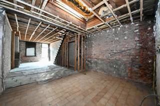 <p>Deze af te werken rijwoning biedt de mogelijkheid om op het gelijkvloers in te richten als: inkom, leefruimte, open keuken, badkamer en veranda.</p><p>Op de eerste verdieping is er 1 slaapkamer en een bureauruimte met vaste trap naar zolder. De zolderruimte is ingericht als slaapkamer.</p><p>De tuin heeft een tuinberging en er is een achteruitweg.</p>