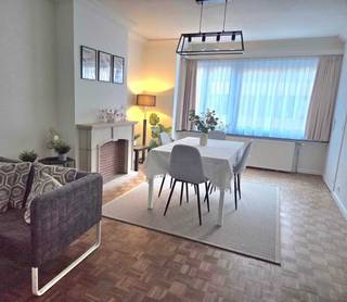 Op 50m van het strand vind u dit prachtig, ruim instapklaar appartement (gemeubeld of ongemeubeld) met lift, gerenoveerd en opgeschilderd in 2025, ideaal als vaste woonst, 2de verblijf of investering, gelegen in de Koningsstraat 35 bus2, in een kleine goed onderhouden residentie op het tweede verdiep met 2 ruime slaapkamers (11 m2 en 15 m2) waarvan één met terras en ingebouwde kast, inkomhal, woonkamer met veel lichtinval, keuken met verschillende nieuwe toestellen en vernieuwde hoogwaardige koperen leidingen: vaatwasmachine, elektrisch fornuis, dampkap, oven, ijskast met diepvriezer (onder garantie), badkamer met douche, dubbele lavabo en aansluiting voor een wasmachine, nieuwe elektrische boiler en waterontharder, gasten toilet, berging, private kelder en camera bewaking. <br />Gelegen op enkele voetstappen van de Albert I-promenade en strand, op 200m van het casino en 250m van de winkelstraat.<br />Openbaar vervoer en Leopoldpark kan u vinden op 100m.<br />De verwarming is individueel op stookolie, met een laag epc C, slechts op enkele punten van B.<br />Naast het appartement worden geregeld garages te huur en te koop aangeboden.<br /><br />Voor meer informatie mag u steeds bellen naar Chris &amp; Roel op het nummer 0496/ 07 60 31.