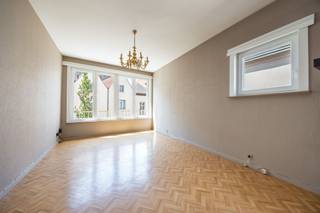 <p><span>Gezinswoning/handelshuis met potentieel op een toplocatie in Mechelen</span></p><p><span> </span></p><p><span>Dit verrassend ruime pand is ideaal voor wie op zoek is naar een renovatieproject met commerciële troeven of woongelegenheden op een toplocatie. Gelegen in het historische centrum van Mechelen, op wandelafstand van winkels, horeca en het openbaar vervoer, biedt dit pand tal van opties voor gezinnen, zelfstandigen of investeerders. De unieke combinatie van woon- en werkruimte maakt deze woning bijzonder veelzijdig.</span></p><p><span> </span></p><h3><span>INDELING</span></h3><p><span>Gelijkvloers:</span></p><ul><li><span>Handelsruimte:</span><span> Winkelruimte, atelier of een van de andere ontelbare commerciële mogelijkheden. Bij een bestemmingswijziging kan dit een zeer grote woonkamer met keuken worden</span></li><li><span>Berging en technische ruimte: </span><span>gelegen aan de zijgevel van het gebouw kan dit dienst doen als een mogelijke tweede inkom naar het appartement.</span></li></ul><p><span>Eerste verdieping:</span></p><ul><li><span>Woonkamer:</span><span> ruime leefruimte met veel lichtinval</span></li><li><span>Keuken:</span><span> te renoveren keuken</span></li><li><span>Badkamer:</span><span> renovatie vereist</span></li></ul><p><span>Tweede verdieping:</span></p><ul><li><span>Twee slaapkamers:</span><span> ruime kamers met natuurlijk licht</span></li><li><span>Dakterras:</span><span> Groot terras met uitzonderlijk zicht op de Sint-Romboutstoren, unieke troef in de binnenstad</span></li></ul><p><span>Zolder:</span></p><ul><li><span>Zolderruimte:</span><span> Nog af te werken, met mogelijkheid tot extra slaapkamer of hobbyruimte</span></li></ul><h3><span>TROEVEN</span></h3><ul><li><span>Centrale ligging:</span><span> In het historische centrum van Mechelen, met winkels, scholen en station op wandelafstand</span></li><li><span>Commerciële ruimte:</span><span> Perfect voor zelfstandigen of creatieve invulling</span></li><li><span>Dakterras met uitzicht:</span><span> Geniet van een prachtig zicht</span></li><li><span>Renovatieproject:</span><span> Richt het pand in volgens jouw wensen en stijl</span></li><li><span>Veel potentieel:</span><span> Ideaal voor combinatie van wonen en werken</span></li></ul><p><span>Ben jij geïnteresseerd in deze woning te koop in Mechelen, ben je op zoek naar ander vastgoed, een investering of wens je de waarde van jouw eigendom te kennen? Dan ben je bij </span><span>BOLT immo</span><span> aan het juiste adres! Wij helpen jou graag verder.</span></p><p><span> </span></p>