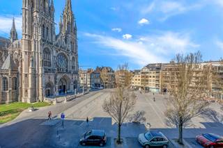 Dit fantastisch lichtrijk appartement (92m²) te koop is gelegen op de derde verdieping van Residentie Neptune aan het Sint-Petrus-en-Paulusplein te Oostende. Het treinstation van Oostende bevindt zich letterlijk om de hoek, wat zorgt voor een vlotte verbinding met het binnenland. Alles wat de stad te bieden heeft bevindt zich op wandelafstand van het appartement.Indeling: - ruime inkomhal met vestiaire - lichtrijke leefruimte met panoramisch uitzicht - geïnstalleerde open keuken (keramische kookplaat, spoeltafel, vaatwas, oven en frigo met vriesvakje)- nachthal met bergkast die voorzien is voor aansluiting van wasmachine- badkamer uitgerust met een inloop regendouche en badkamermeubel met spiegelkast - slaapkamer 1 (17m²)- slaapkamer 2 (12m²) met toegang tot het zonnige terras (4m²)- afzonderlijk toilet met handwaslavabo Pluspunten:- 2 volwaardige slaapkamers- EPC label B- zonneterrasje- prachtig open zicht - geen vis-à-vis- zowel geschikt voor vaste bewoning als tweede verblijf - gemeenschappelijke fietsenbergingWie droomt van een panoramisch uitzicht over een van de meest karakteristieke pleinen van de kust, moet dit appartement in Oostende zeker ontdekken! Neem vandaag nog contact op voor een bezoek aan dit unieke appartement! Bestuursmaatregelen in het maatregelenregister: in aanvraag