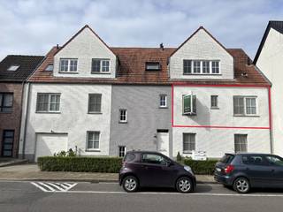 Dit lichtrijke appartement van 79 m² bevindt zich op de eerste verdieping van een kleinschalig appartementsgebouw en is comfortabel bereikbaar met...